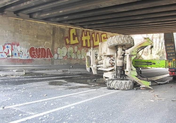 Un camión que transportaba una grúa choca contra un puente en Galdakao